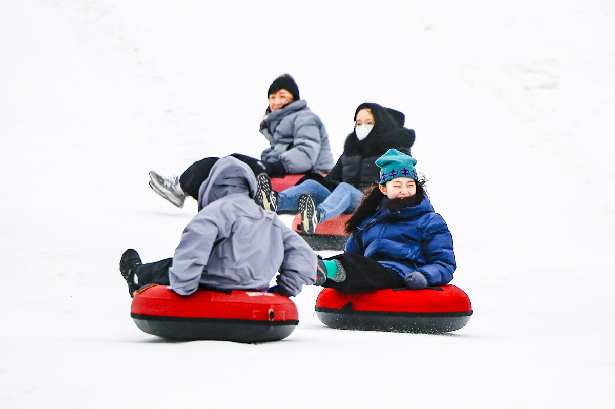 18일 서울 영등포구 여의도한강공원 눈썰매장을 찾은 시민과 어린이들이 즐거운 시간을 보내고 있다. 2026.01.18. 뉴시스