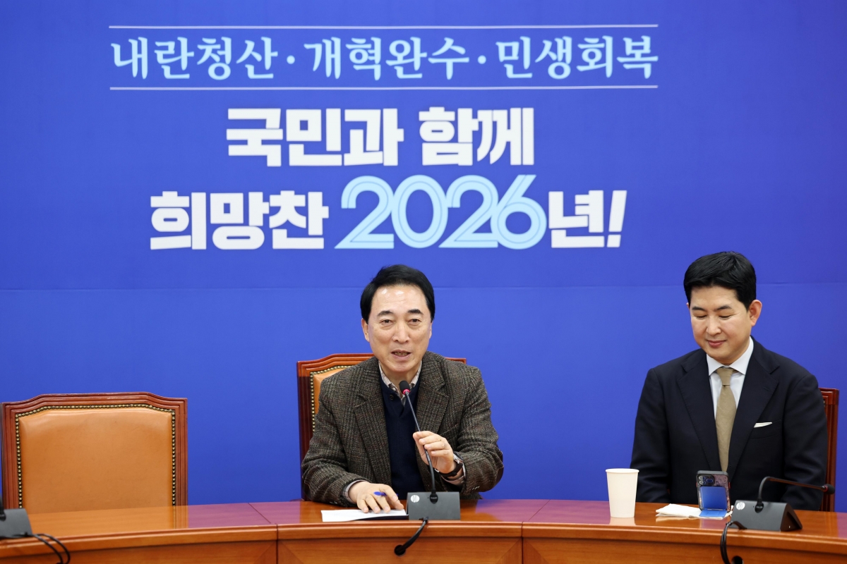 박수현(왼쪽) 더불어민주당 수석대변인이 18일 국회에서 열린 기자간담회에서 발언하고 있다. 오른쪽은 박창진 민주당 부대변인. 뉴스1