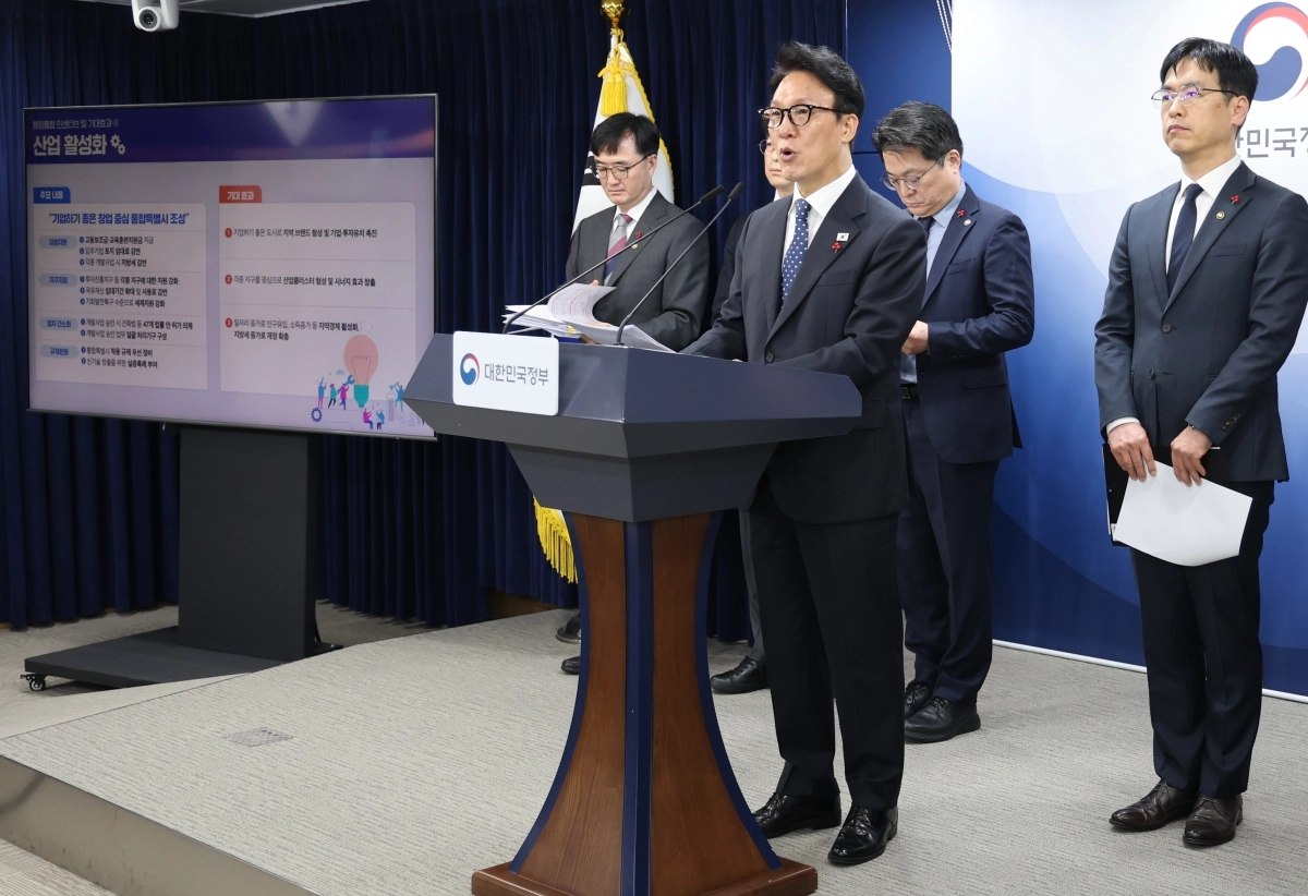 브리핑하는 김민석 국무총리