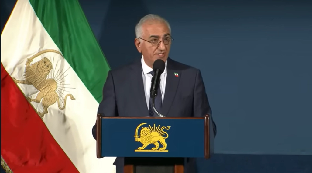 이란 옛 왕정의 마지막 왕세자였던 레자 팔레비가 17일(현지시간) 미국 워싱턴DC에서 기자회견을 열고 있다. 유튜브 캡처