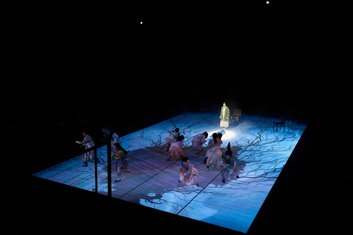 서울 동작구 ‘컨버스 스테이지 아레나 여명’에서 공연 중인 뮤지컬 ‘여명의 눈동자’는 격동의 현대사 한복판에서 시대를 살아낸 세 청춘의 이야기를 압축적으로 그렸다. 무대 바닥에 설치한 LED 화면에서 역사적 배경이 되는 장면과 감정을 극대화하는 이미지들이 펼쳐지면서 작품의 이해를 돕는다. 넥스트스케치 제공