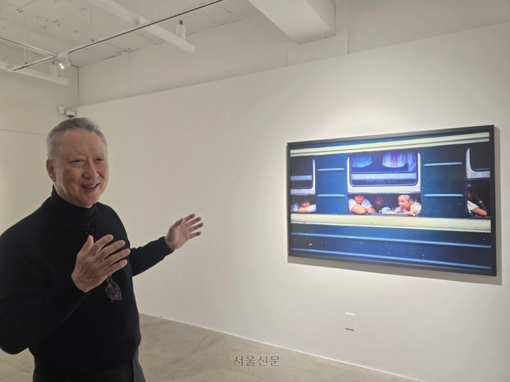 서울 중구 전시공간 피크닉에서 개인전 ‘휴먼 모먼트’를 열며 사진작가로 첫발을 내디딘 박용만 전 두산그룹 회장이 지난 50년간 찍은 사진들을 소개하고 있다.