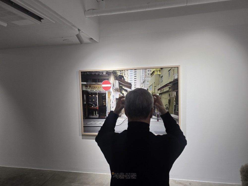 전시된 사진을 찍을 당시 상황을 재연하는 모습.