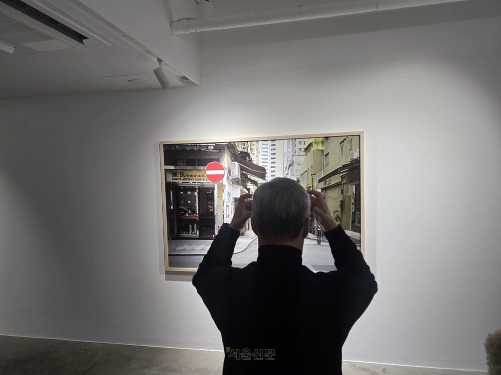 전시된 사진을 찍을 당시 상황을 재연하는 모습.