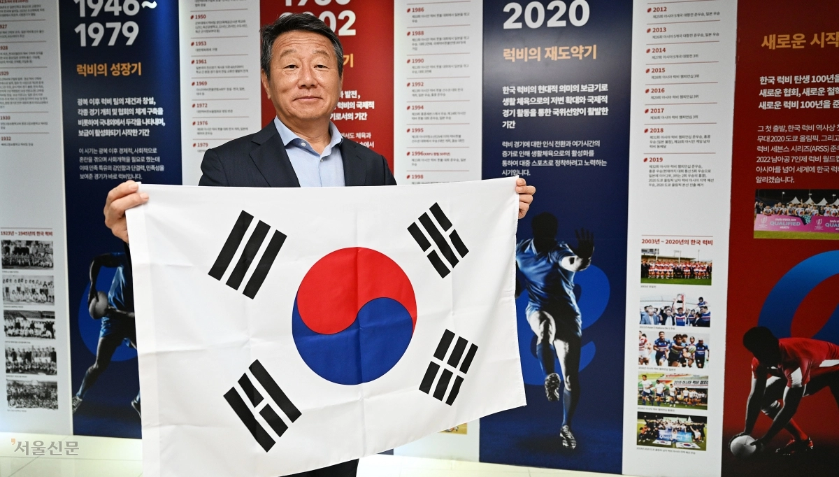 최윤 OK금융그룹 회장이 2023년 8월 17일 서울 중구 대한상공회의소에서 태극기를 든 채 포즈를 취하고 있다. 최 회장은 금융권 최초로 제19회 항저우아시안게임 국가대표 선수단장을 맡았다. 서울신문 DB