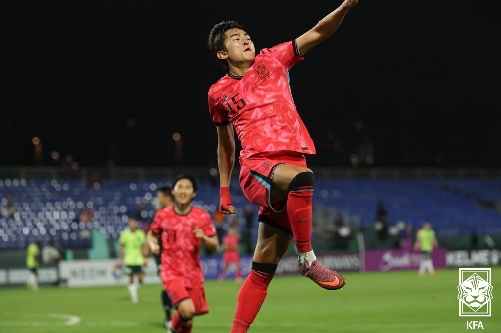 18일(한국시간) 사우디아라비아에서 열린 2026 아시아축구연맹(AFC) U-23 아시안컵 8강전에서 백가온이 호주를 상대로 선제골을 넣은 뒤 기뻐하고 있다.  대한축구협회 제공