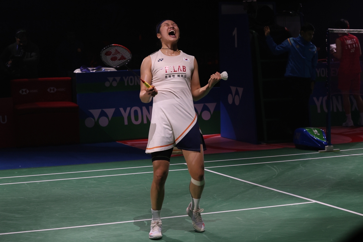 안세영이 18일 인도 뉴델리에서 열린 세계배드민턴연맹(BWF) 월드투어 인도오픈 여자 단식 우승을 차지한 뒤 두 팔 벌려 환호하고 있다. 뉴델리 EPA 연합뉴스