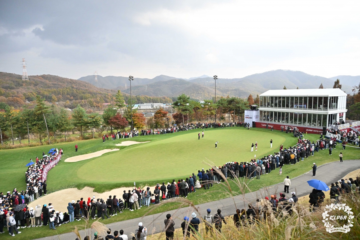 1980년대만 해도 일본과 100배 가까운 체급 차이가 났던 한국여자프로골프(KLPGA)는 이제 일본과 어깨를 나란히 할 정도로 성장했다. 사진은 관객이 운집한 KLPGA투어 대회장 모습.  KLPGA 제공