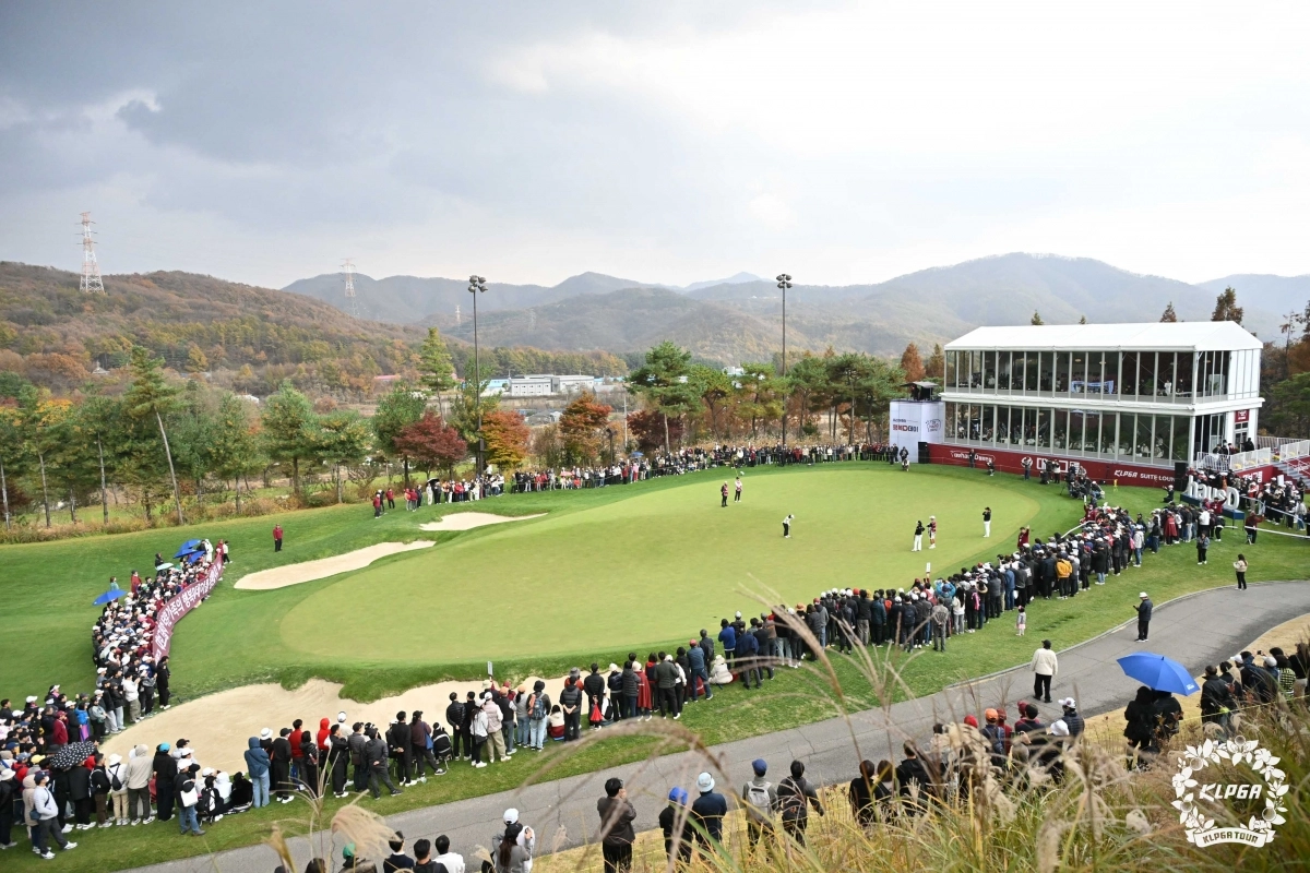 1980년대만 해도 일본과 100배 가까운 체급 차이가 났던 한국여자프로골프(KLPGA)는 이제 일본과 어깨를 나란히 할 정도로 성장했다. 사진은 관객이 운집한 KLPGA투어 대회장 모습.  KLPGA 제공