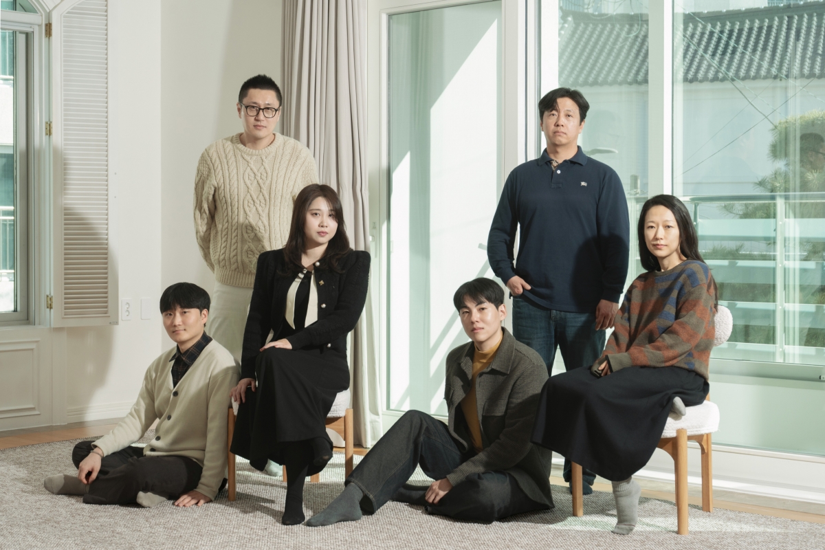 호반문화재단의 ‘H아트랩’ 4기 입주자로 선정된 임수범(왼쪽부터)·나광호·허온 작가, 신효진 이론가, 김세중·허지혜 작가 등 6명이 지난 8일 광주 H아트랩에서 기념촬영을 하고 있다. 호반문화재단 제공