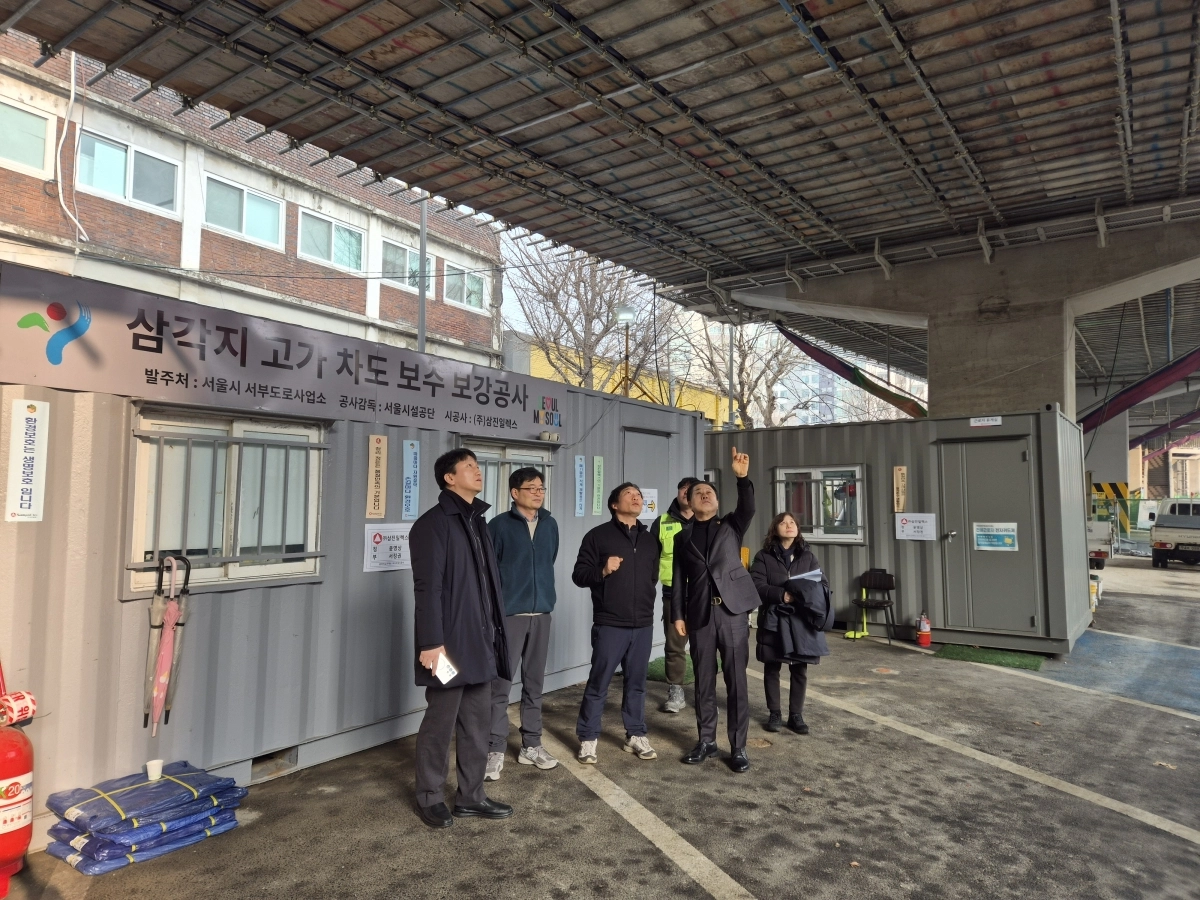 김용호(오른쪽 두 번째) 서울시의원이 지난 15일 오후 용산구 삼각지 고가차도 보수ㆍ보강 등 민원 현장을 방문해 민원 사항을 면밀히 점검하고 있다.