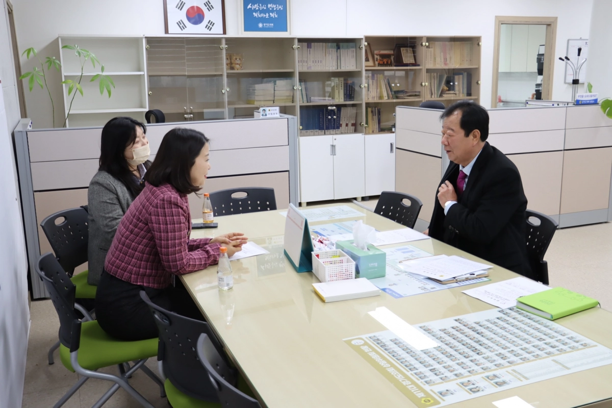 임상오 의원이 16일 동두천 지역상담소에서 경기도자원봉사센터로부터 업무보고를 받고 있다.(사진=경기도의회)