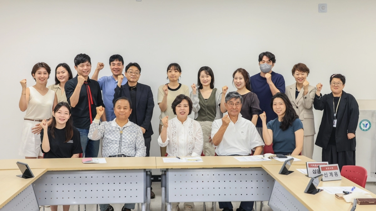 신계용 과천시장(앞쪽 가운데)이 2025년 과천시 SNS시민기자단 발대식에서 선발된 기자들과 기념 촬영을 하고 있다. (과천시 제공)