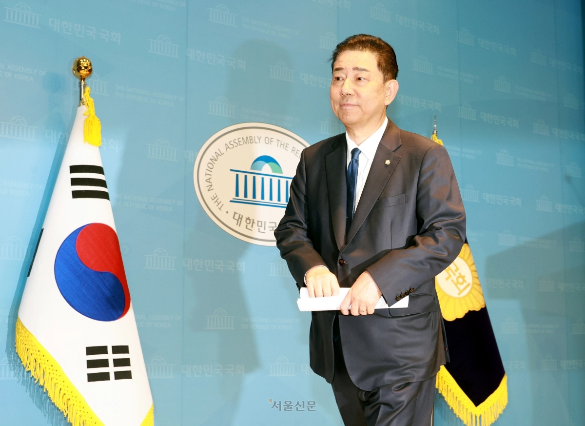 ‘제명 징계’ 김병기 “재심 신청 않고 떠나겠다”  더불어민주당 김병기 의원이 19일 국회 소통관에서 당 윤리심판원의 제명 결정과 관련한 입장을 밝힌 뒤 고개 숙여 사과하고 있다. 김 의원은 각종 의혹으로 제명 결정을 받은 데 대해 “당에 부담을 주지 않기 위해 재심을 신청하지 않고 떠나겠다”고 밝혔다. 2026.1.19.안주영 전문기자