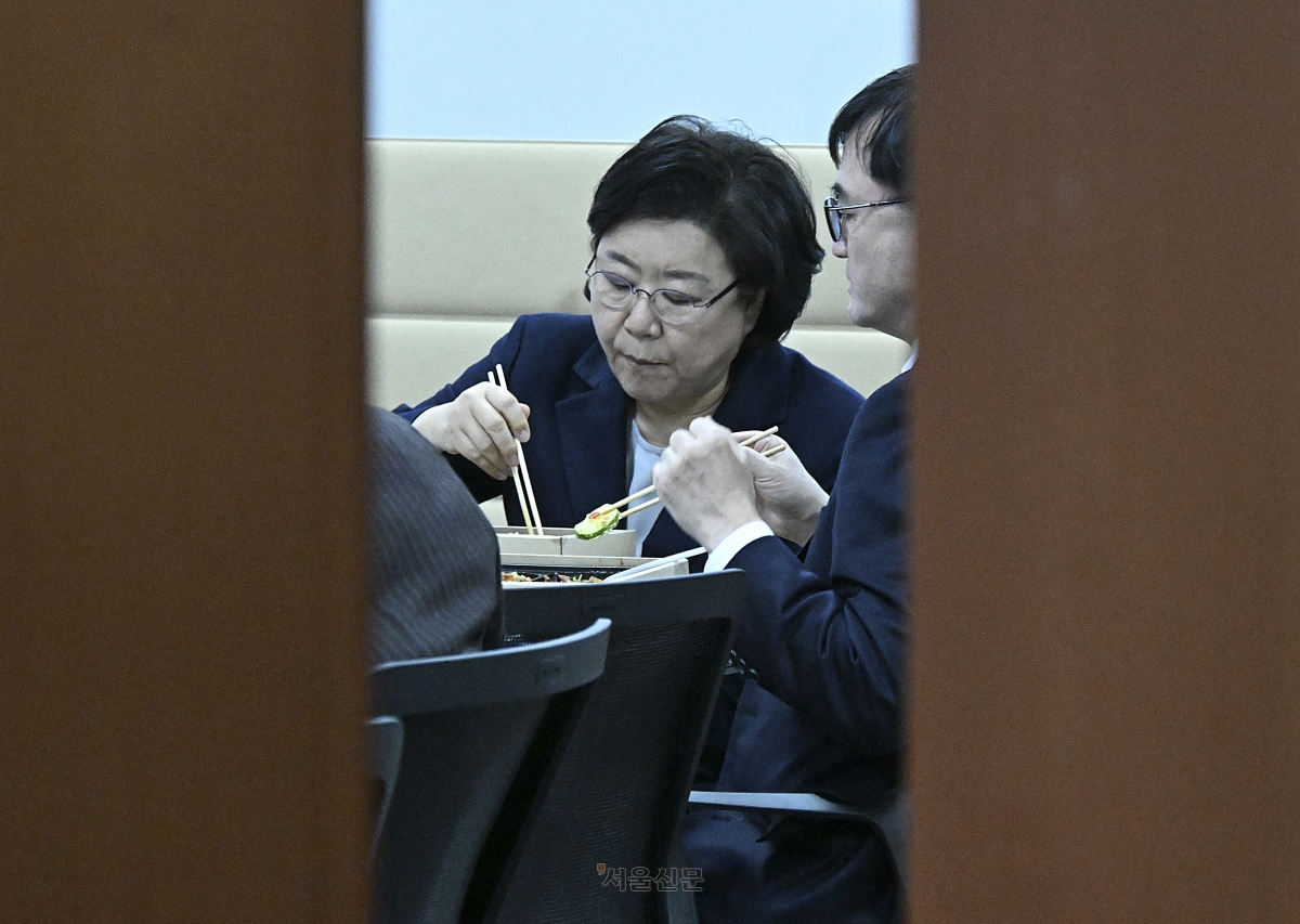 이혜훈 기획예산처 장관 후보자가 19일 서울 여의도 국회에서 재정경제기획위원회 전체회의가 정회되자 국회내 모처에서 도시락을 먹고 있다. 2026.1.19 안주영 전문기자