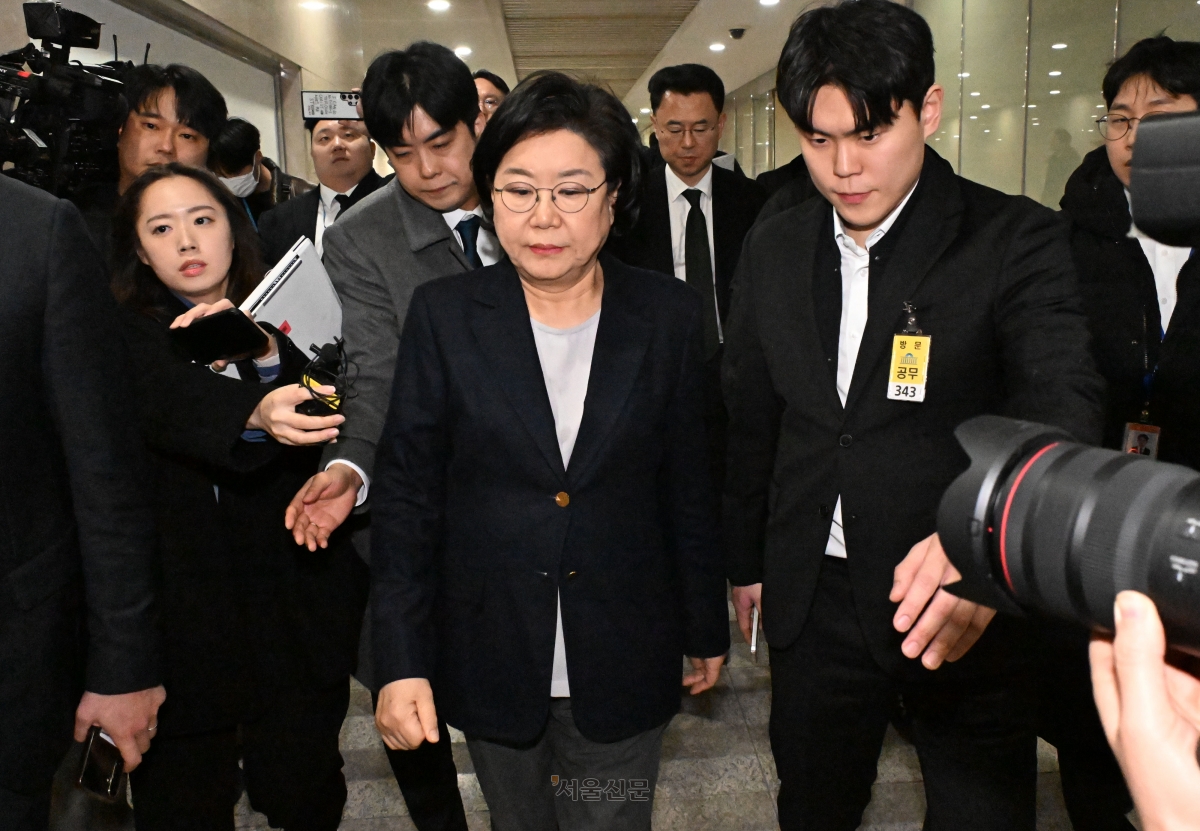 이혜훈 기획예산처 장관 후보자가 19일 서울 여의도 국회에서 취재진의 질문을 받고 있다. 이날 열린 재정경제기획위원회 전체회의는 이 장관의 청문회 개최 여부를 놓고 여야간 공방이 이어지다 정회됐다.2026.1.19안주영 전문기자