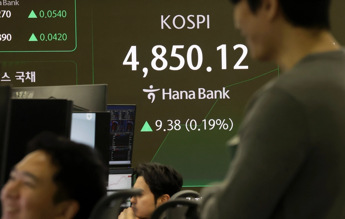 코스피가전 거래일(4840.74)보다 11.37포인트(0.23%) 하락한 4829.40에 개장한 19일 오전 서울 중구 하나은행 딜링룸 전광판에 지수가 표시되고 있다. 2026.01.19. 뉴시스