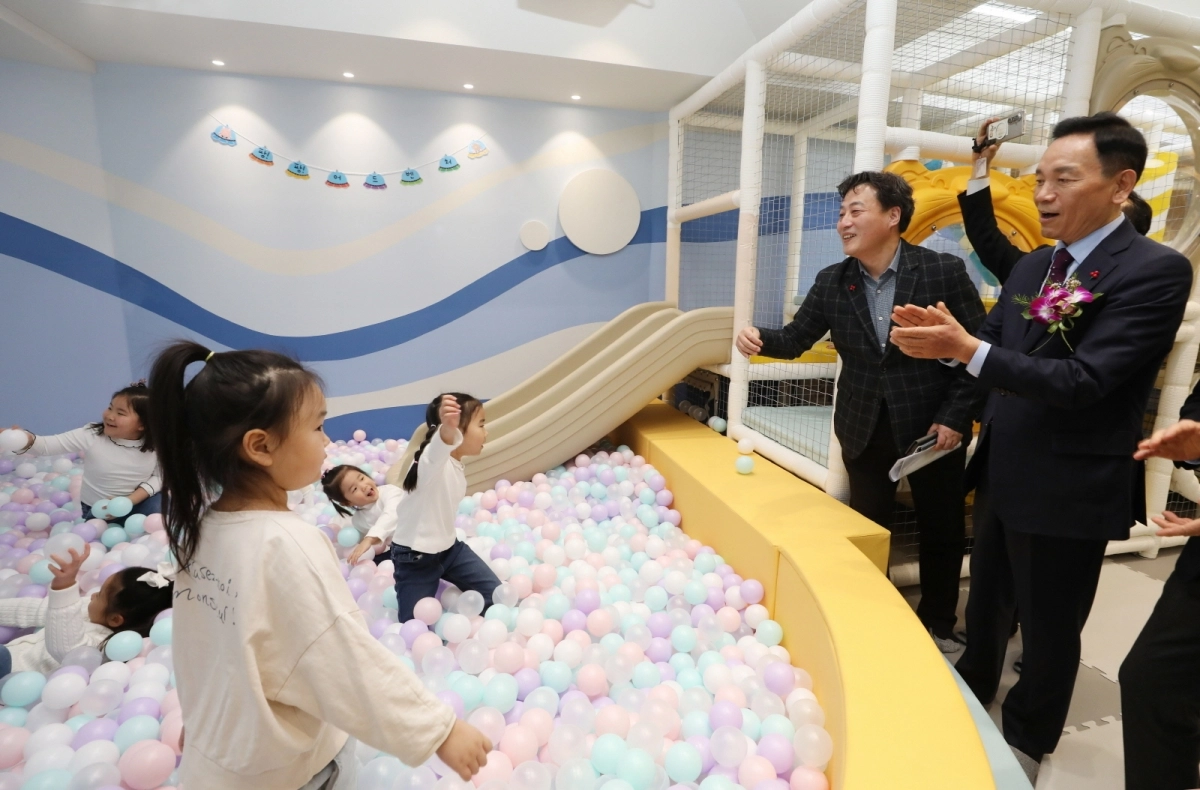 조성명(오른쪽 첫 번째) 서울 강남구청장이 지난해 12월 강남형 ESG사업을 통해 조성한 대치동의 서울형 키즈카페에서 어린이들이 노는 모습을 보며 손뼉을 치고 있다. 강남구 제공