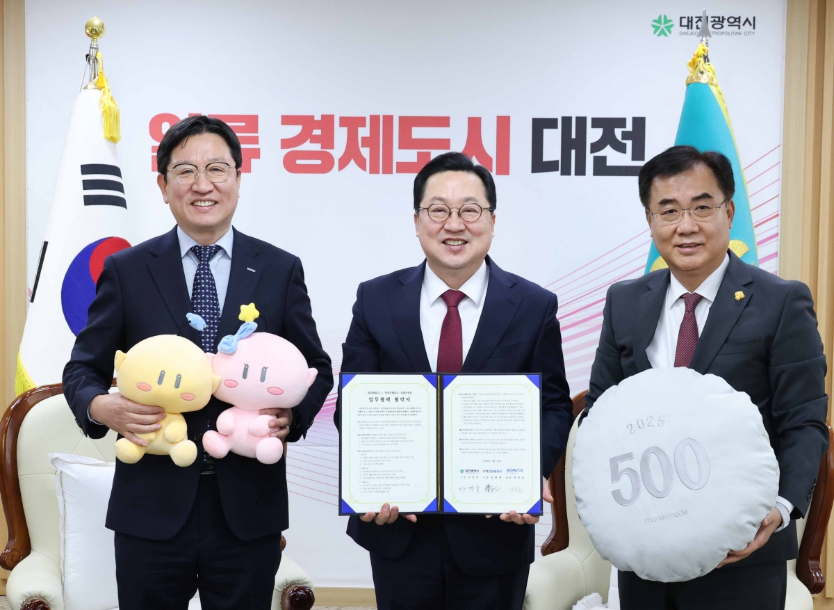대전시와 한국조폐공사, 대전관광공사가 19일 대전시청에서 꿈씨 패밀리 화페 굿즈 출시를 위한 공동브랜딩 업무협약을 체결했다. 사진 왼쪽부터 성창훈 한국조폐공사 사장, 이장우 대전시장, 김용원 대전관광공사 사장. 대전시 제공
