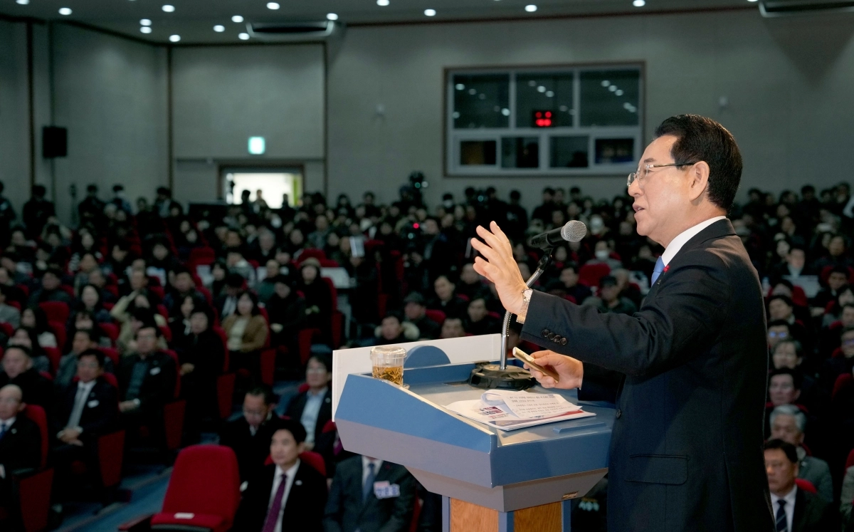 김영록 전남지사가 19일 영암청소년센터에서 광주·전남 행정통합 추진 방안을 설명하고 있다.