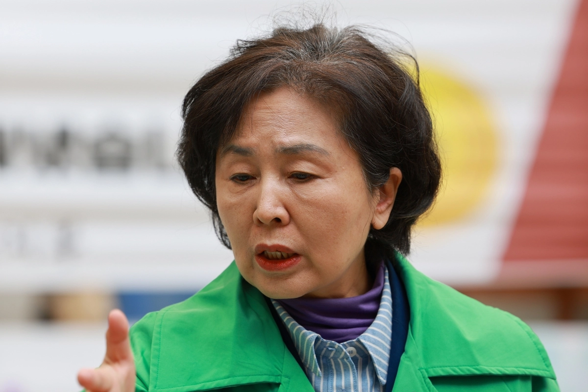 국민의힘 김영선 전 의원이 지난해 10월 서울 서초구 서울중앙지법에서 열린 김건희 여사의 자본시장법 위반 등 혐의 사건 속행 공판에 증인으로 출석하기에 앞서 기자회견을 하고 있다. 2025.10.24. 연합뉴스