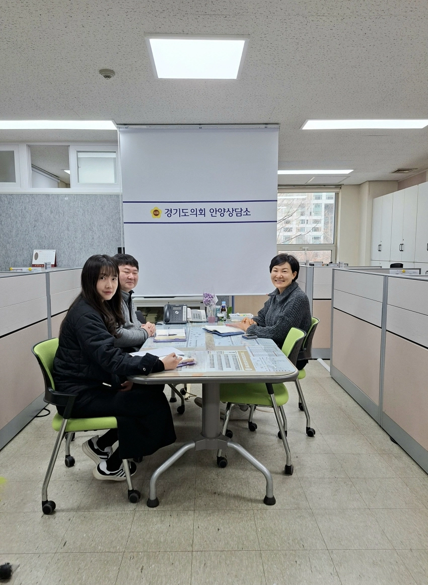 이채명 의원이 19일 경기도의회 안양상담소에서 안양시 관계자와 건축물 외부 노후 썬팅 필름으로 인한 환경오염 예방 대책을 논의하고 있다.(사진=경기도의회)