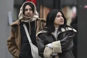 대한 하루 앞두고 찾아온 강추위… 꽁꽁 싸맨 관광객들