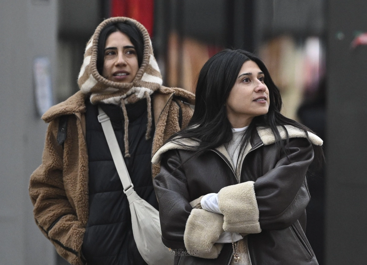 절기상 대한(大寒)을 하루 앞두고 영하 10도를 밑도는 강한 추위가 예보된 19일 서울 중구 명동거리에서 두꺼운 옷을 입은 관광객들이 발걸음을 재촉하고 있다. 2026.1.19 이지훈 기자