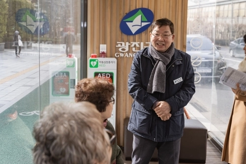 김경호 서울 광진구청장이 관내 한파 쉼터 시설을 점검하고 있다.   광진구 제공