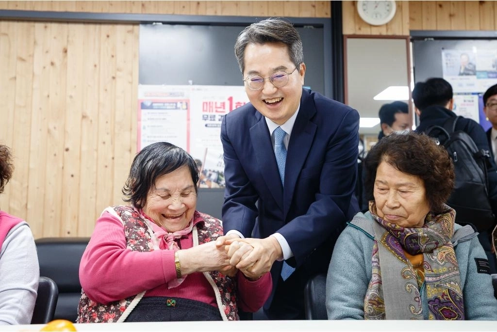 19일 김동연 경기지사가 수원시 인계본동 경로당을 찾아 한파 쉼터 안전관리 실태를 점검하고 경로당 회원들과 인사를 하고 있다. (경기도 제공)