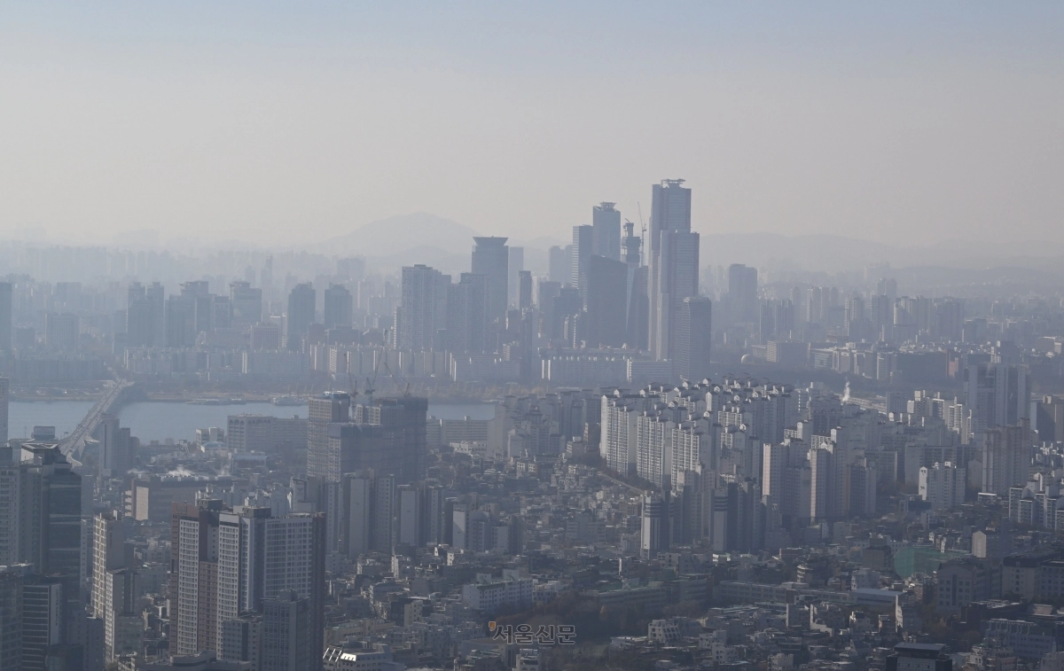 서울 남산에서 바라본 시내 전경. 초미세먼지로 뿌옇게 흐려져 있다. 사진은 기사 내용과 직접적 관련 없음. 2025.12.1. 도준석 전문기자