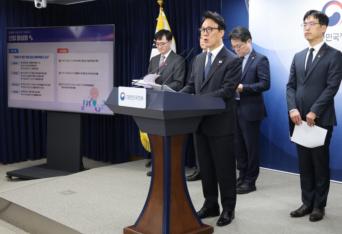 브리핑하는 김민석 국무총리