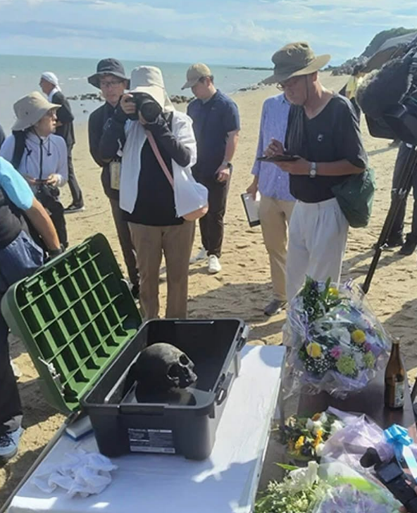 지난해 8월 일본 조세이 탄광에서 김수은 잠수사가 최초로 수습해 대형 인명 사고를 입증한 유골에 예를 올리고 있다. 인스타그램 캡처