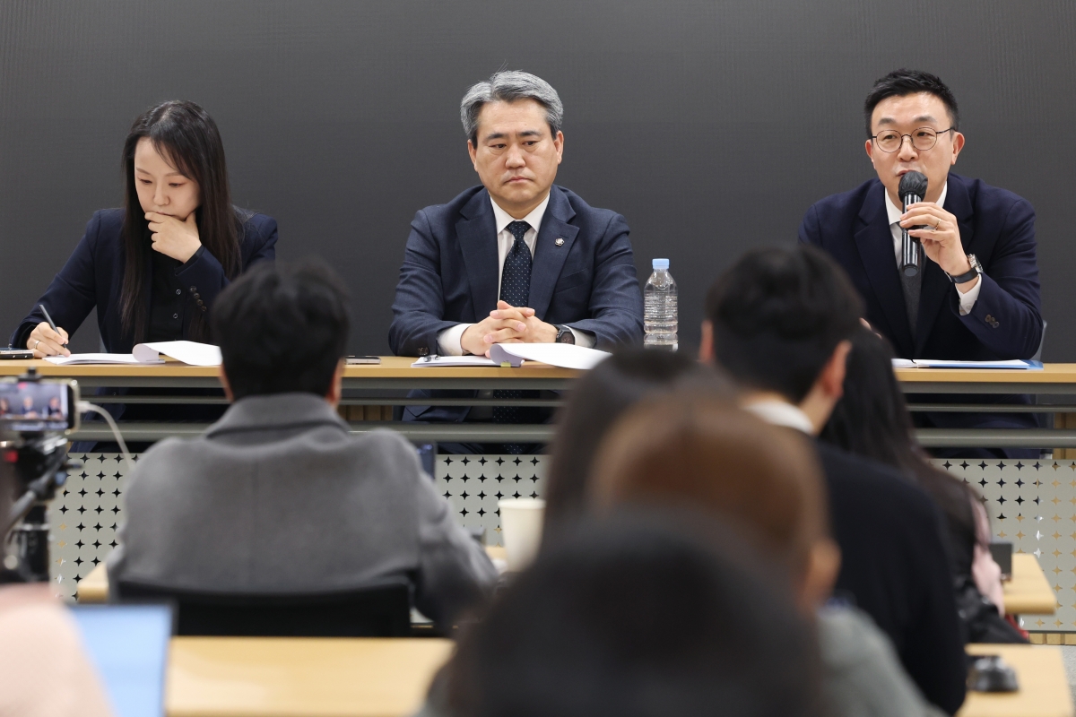 윤석열 전 대통령이 체포 방해 사건 1심에서 징역 5년을 선고받은 것과 관련해 윤 전 대통령 변호인단인 유정화(왼쪽부터)·송진호·최지우 변호사가 19일 서울 서초구 라이프비즈니스센터에서 기자회견을 하고 있다. 연합뉴스