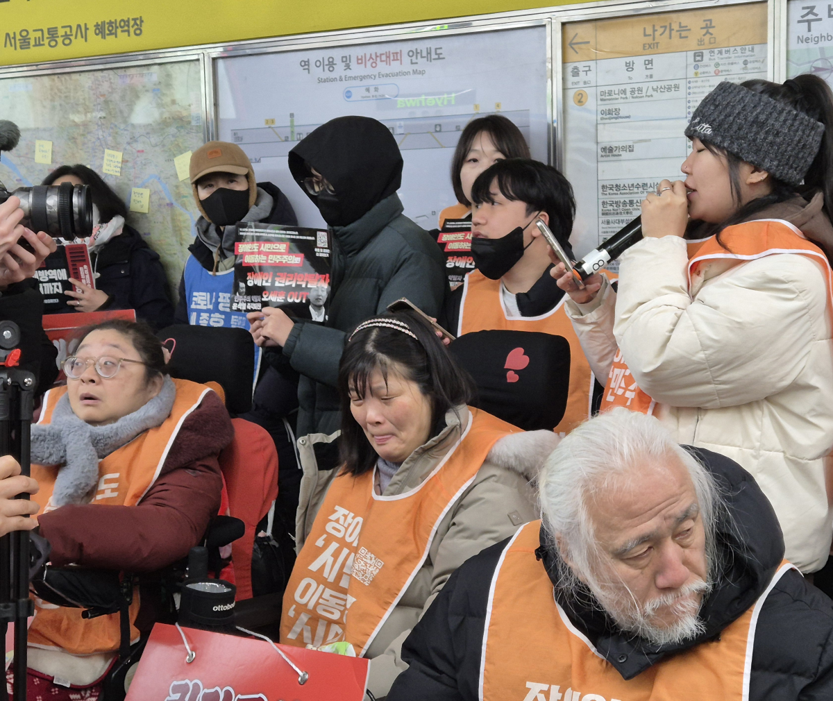 19일 오전 서울지하철 4호선 혜화역 승강장에서 이뤄진 전국장애인차별철폐연대의 1000번째 출근길 지하철 시위에서 뇌성마비 장애인 최민경(44·가운데)씨가 흐느끼고 있다. 반영윤 기자