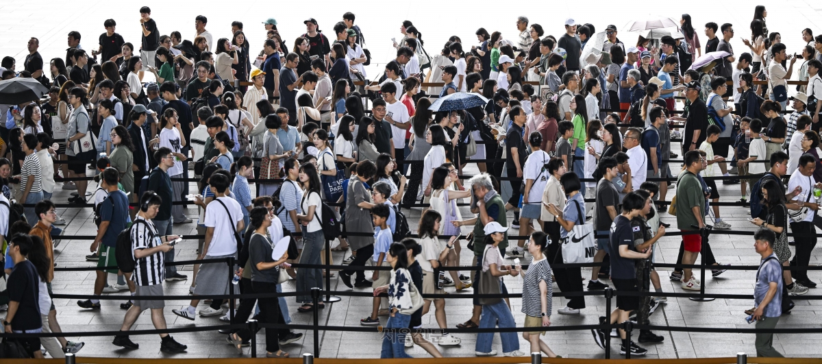 지난해 8월 중앙박물관을 찾은 관람객들이 입장하기 위해 길게 줄을 서 있는 모습. 서울신문 DB