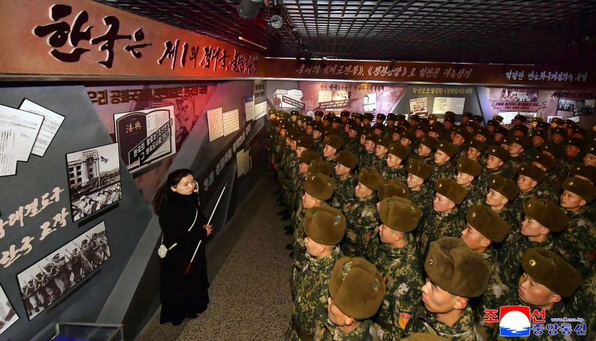 19일 북한 사회주의애국청년동맹 창립 80주년을 맞아 중앙계급교양관을 찾은 참가자들이 “한국은 제1의 적대국, 불변의 주적”이라는 문구가 적힌 전시관에서 해설사의 설명을 듣고 있다. 평양 조선중앙통신 연합뉴스