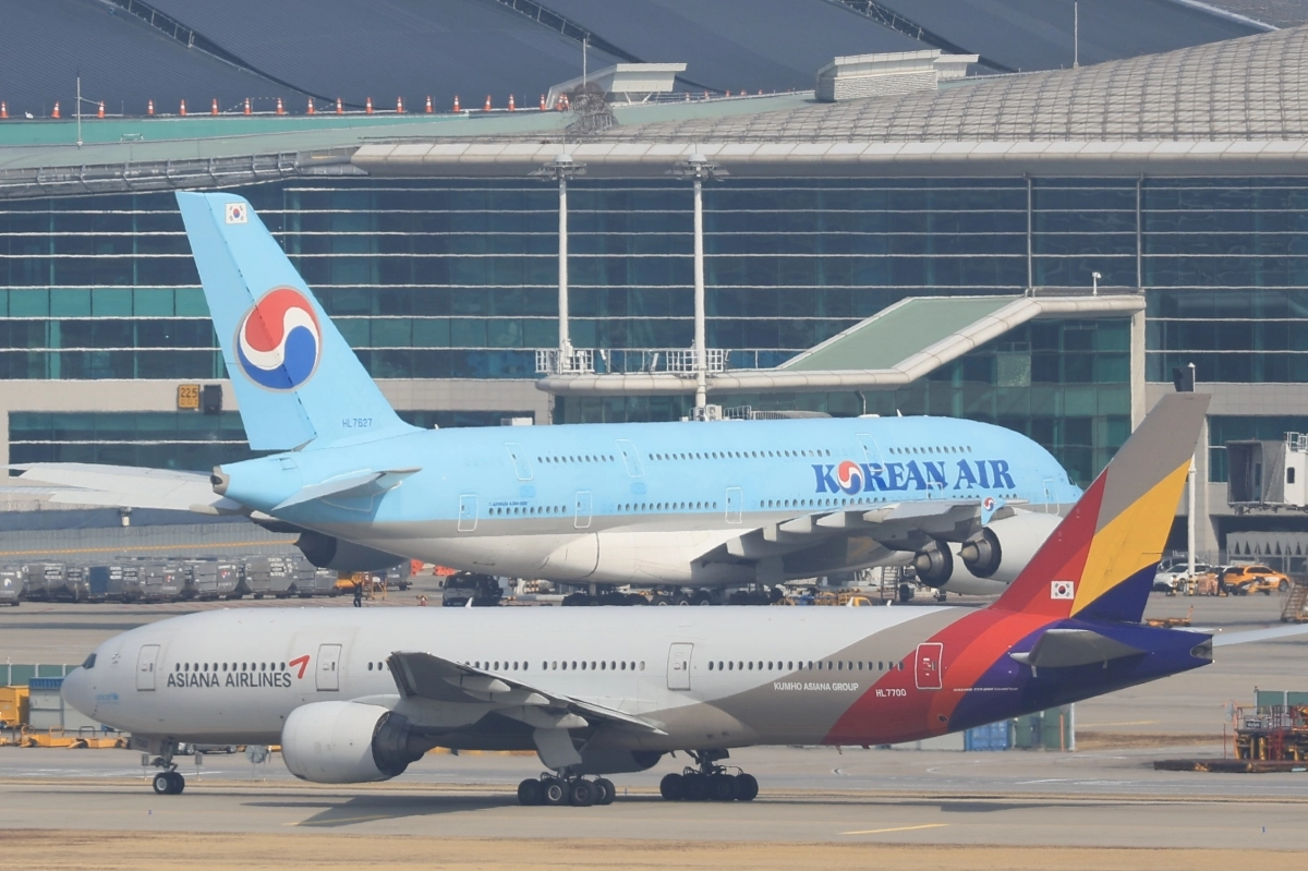 인천공항 계류장 및 활주로에 놓인 대한항공과 아시아나항공 여객기 모습. 연합뉴스