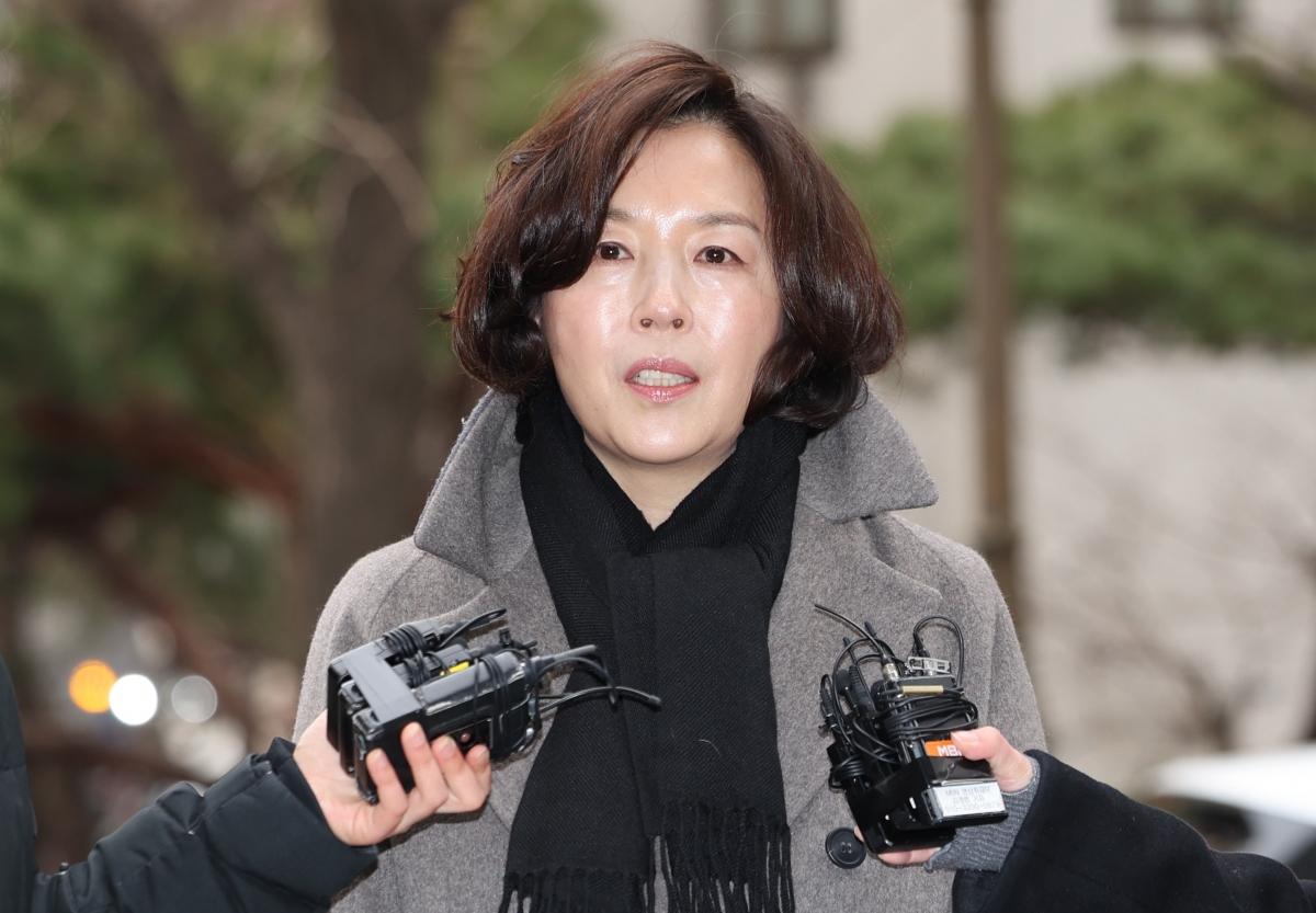 무소속(전 더불어민주당) 강선우 의원에게 ‘공천헌금’ 1억원을 전달한 혐의를 받는 김경 서울시의원이 피의자 신분으로 조사를 받기 위해 18일 서울경찰청 공공범죄수사대로 출석하면서 취재진 질문에 답변하고 있다. 연합뉴스