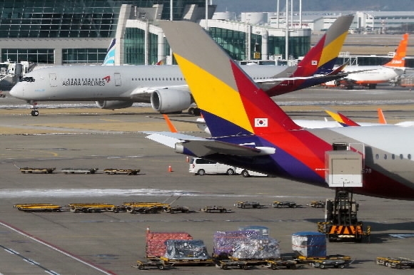2022년 12월 26일 인천국제공항 제1여객터미널 계류장에서 항공기들이 이륙준비를 하고 있다. -뉴스1