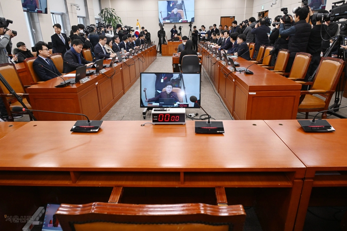 이혜훈 기획예산처 장관 후보자에 대한 인사청문회가 예정됐던 19일 이 후보자의 자리가 비어 있는 채로 국회 재정경제기획위원회 전체회의가 진행되고 있다. 이날 청문회는 부실 자료 제출을 두고 여야가 공방을 벌이다 파행했다. 안주영 전문기자