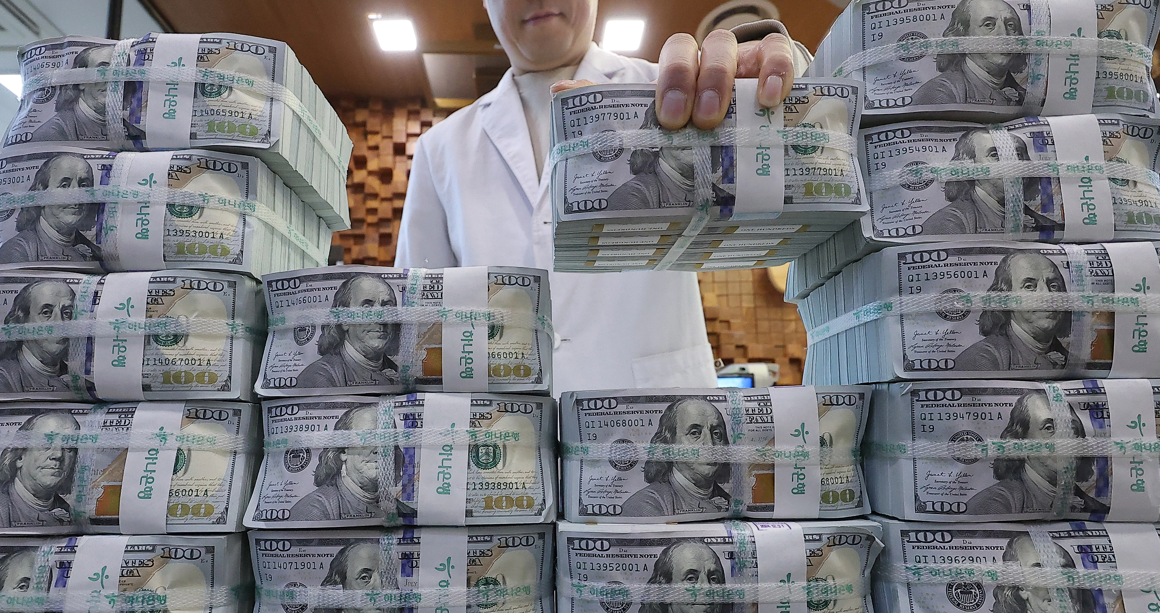 돈 풀어도 환율 1500선 위협… 하락 공식이 안 먹힌다