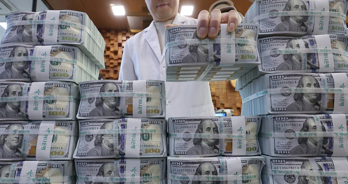 19일 서울 중구 하나은행 위변조대응센터에서 직원이 100달러짜리 뭉치를 정리하고 있다. 이날 원달러 환율 주간 거래 마감가는 1473.7원이었지만, 인천국제공항 환전소 등에서 미화 1달러당 1536원에 환전이 이뤄지며 체감 환율은 이미 1500원대를 돌파했다는 분석이 나온다. 뉴스1