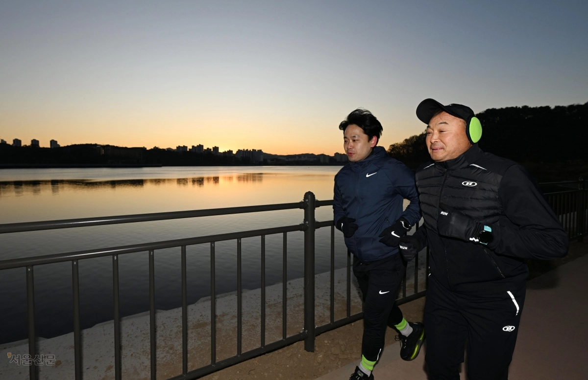 한파가 몰아쳤던 지난 8일 이른 아침 이봉주(오른쪽)와 기자가 경기 용인시 기흥호수공원 주변을 함께 달리며 대화를 나누고 있다.  도준석 전문기자