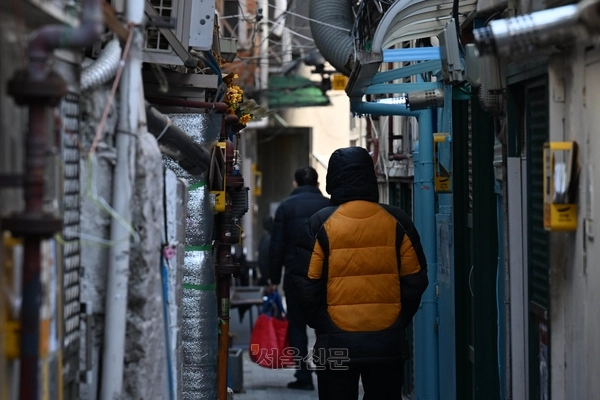 서울 아침 최저기온이 영하 6.7도까지 내려가며 한파가 찾아온 2024년 12월 19일 서울 종로구 돈의동 쪽방촌에 한 주민이 이동하고 있다. 홍윤기 기자