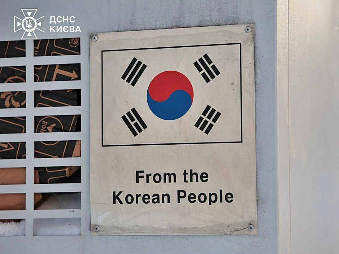 11일(현지시간) 우크라이나 비상사태청은 수도 키이우 아파트 단지 내에 한국이 지원한 발전기를 설치했다고 밝혔다. 앞서 박기창 주우크라이나 대사는 지난해 8월 우크라이나 비상사태청을 방문해 수송버스 3대와 중소형 발전기 100대를 전달한 바 있다. 한국국제협력단(KOICA)와 유엔사업서비스기구(UNOPS)의 지원으로 이뤄진 기증 행사에 앞서 우크라이나 측은 최전선에서 구조 활동 중 파손된 장비들을 보여주며 인도주의적 지원의 중요성을 강조했다. 2026.1.11 우크라 비상사태청