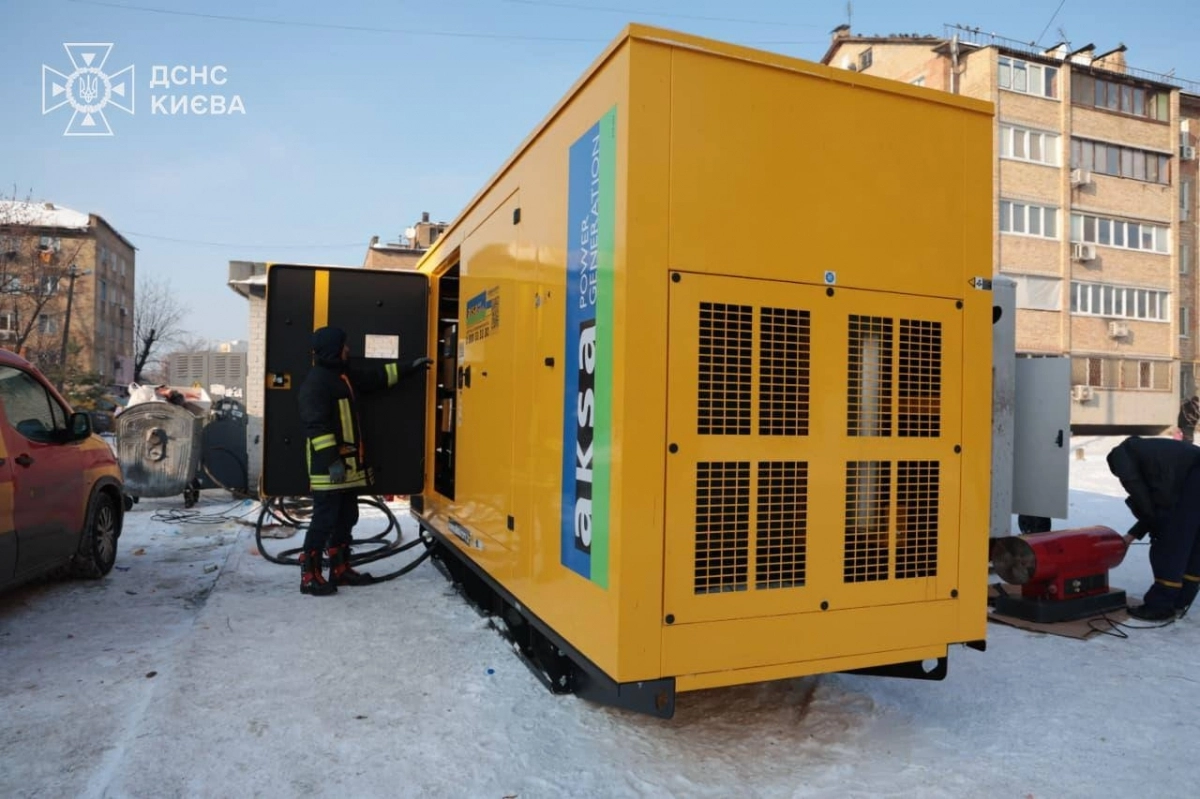 11일(현지시간) 우크라이나 비상사태청은 수도 키이우 아파트 단지 내에 한국이 지원한 발전기를 설치했다고 밝혔다. 앞서 박기창 주우크라이나 대사는 지난해 8월 우크라이나 비상사태청을 방문해 수송버스 3대와 중소형 발전기 100대를 전달한 바 있다. 한국국제협력단(KOICA)와 유엔사업서비스기구(UNOPS)의 지원으로 이뤄진 기증 행사에 앞서 우크라이나 측은 최전선에서 구조 활동 중 파손된 장비들을 보여주며 인도주의적 지원의 중요성을 강조했다. 2026.1.11 우크라 비상사태청