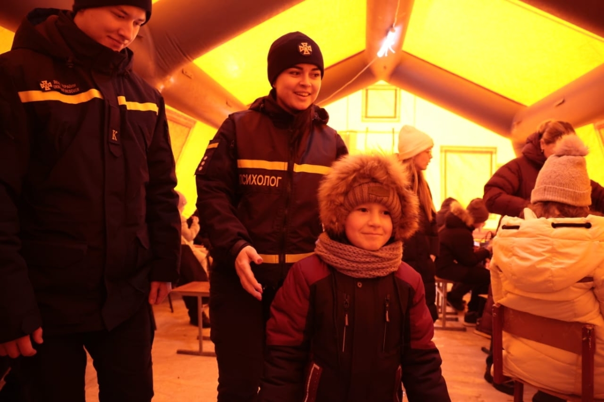 11일(현지시간) 우크라이나 비상사태청은 수도 키이우 아파트 단지 내에 한국이 지원한 발전기를 설치했다고 밝혔다. 앞서 박기창 주우크라이나 대사는 지난해 8월 우크라이나 비상사태청을 방문해 수송버스 3대와 중소형 발전기 100대를 전달한 바 있다. 한국국제협력단(KOICA)와 유엔사업서비스기구(UNOPS)의 지원으로 이뤄진 기증 행사에 앞서 우크라이나 측은 최전선에서 구조 활동 중 파손된 장비들을 보여주며 인도주의적 지원의 중요성을 강조했다. 사진은 전력 공급이 끊긴 키이우 아파트 단지 내 난방대피소 내부. 2026.1.11 우크라 비상사태청