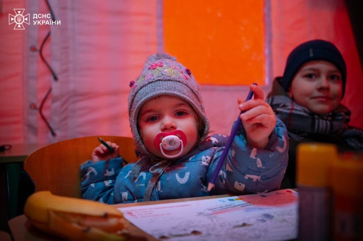 11일(현지시간) 우크라이나 비상사태청은 수도 키이우 아파트 단지 내에 한국이 지원한 발전기를 설치했다고 밝혔다. 앞서 박기창 주우크라이나 대사는 지난해 8월 우크라이나 비상사태청을 방문해 수송버스 3대와 중소형 발전기 100대를 전달한 바 있다. 한국국제협력단(KOICA)와 유엔사업서비스기구(UNOPS)의 지원으로 이뤄진 기증 행사에 앞서 우크라이나 측은 최전선에서 구조 활동 중 파손된 장비들을 보여주며 인도주의적 지원의 중요성을 강조했다. 사진은 전력 공급이 끊긴 키이우 아파트 단지 내 난방대피소 내부. 2026.1.11 우크라 비상사태청