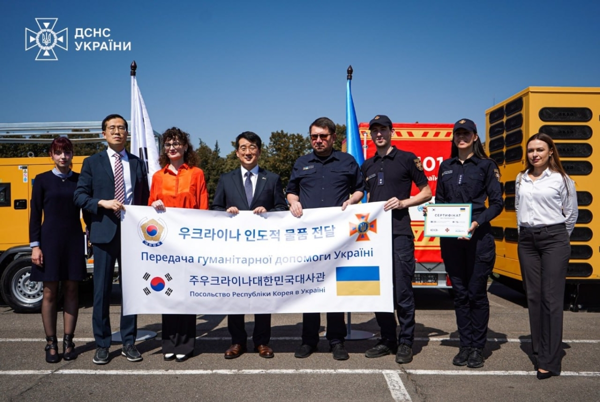 11일(현지시간) 우크라이나 비상사태청은 수도 키이우 아파트 단지 내에 한국이 지원한 발전기를 설치했다고 밝혔다. 앞서 박기창 주우크라이나 대사는 지난해 8월 우크라이나 비상사태청을 방문해 수송버스 3대와 중소형 발전기 100대를 전달한 바 있다. 한국국제협력단(KOICA)와 유엔사업서비스기구(UNOPS)의 지원으로 이뤄진 기증 행사에 앞서 우크라이나 측은 최전선에서 구조 활동 중 파손된 장비들을 보여주며 인도주의적 지원의 중요성을 강조했다. 2025.8.22 우크라 비상사태청